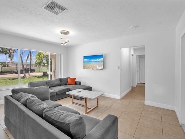 1121 N 66th Ter, Hollywood FL 33024