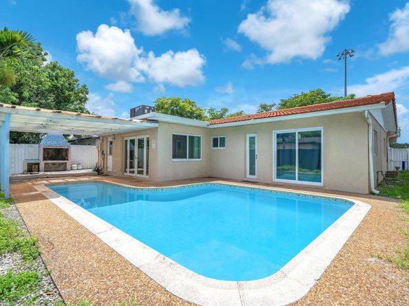 1121 N 66th Ter, Hollywood FL 33024