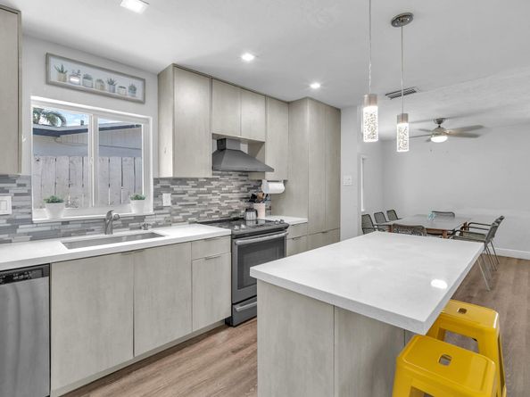 1121 N 66th Ter, Hollywood FL 33024