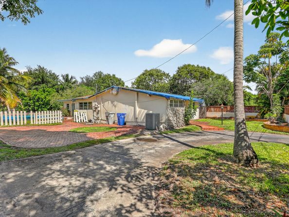871 SW 10th St, Pompano Beach FL 33060