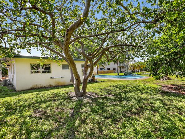 871 SW 10th St, Pompano Beach FL 33060