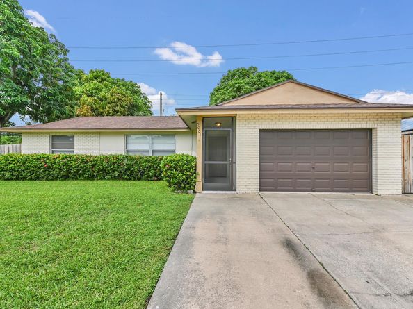 5001 Woodstone Circle, Lake Worth FL 33463