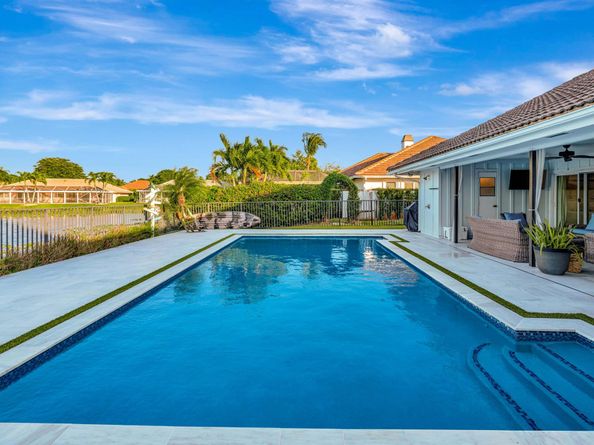 19 Cambria Road E, Palm Beach Gardens FL 33418