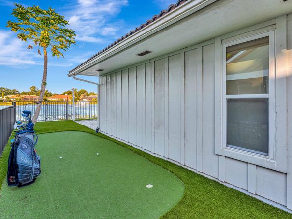 19 Cambria Road E, Palm Beach Gardens FL 33418