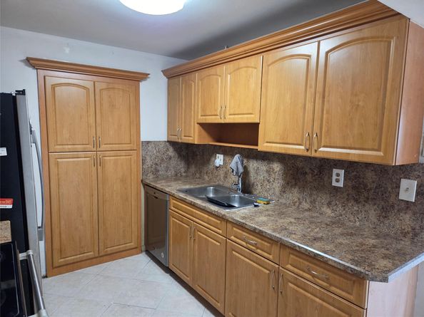 405 SW 79th Ter, North Lauderdale FL 33068