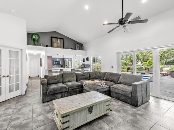 24 Dogwood Cir, Boynton Beach FL 33436