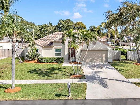 24 Dogwood Cir, Boynton Beach FL 33436