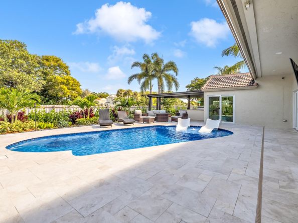 24 Dogwood Cir, Boynton Beach FL 33436