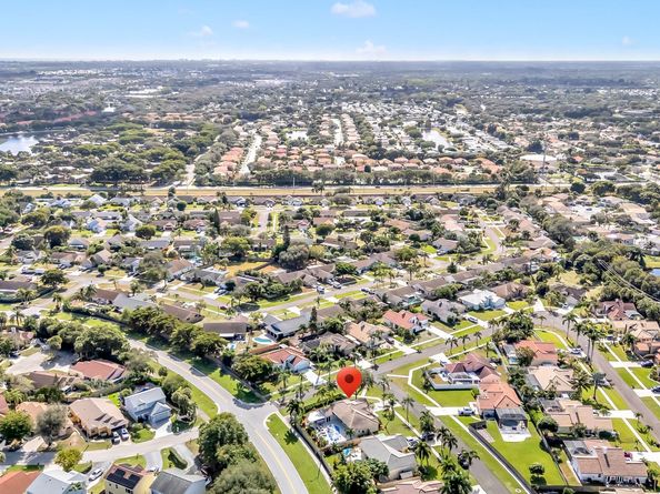 24 Dogwood Cir, Boynton Beach FL 33436