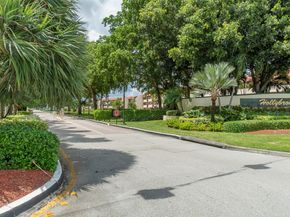 9520 S Hollybrook Lake Dr 103, Pembroke Pines FL 33025