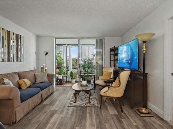 9520 S Hollybrook Lake Dr 103, Pembroke Pines FL 33025