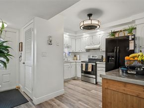 9520 S Hollybrook Lake Dr 103, Pembroke Pines FL 33025