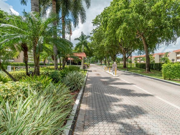9520 S Hollybrook Lake Dr 103, Pembroke Pines FL 33025