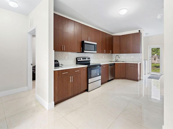 141 NW 12th St, Pompano Beach FL 33060