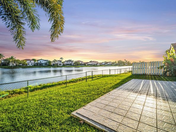 18510 NW 22nd St, Pembroke Pines FL 33029