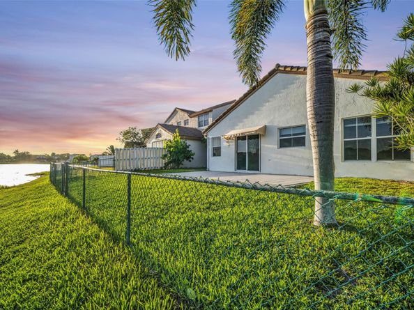 18510 NW 22nd St, Pembroke Pines FL 33029