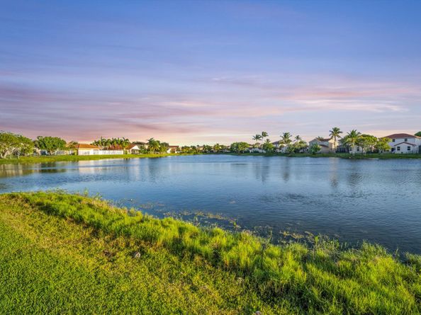 18510 NW 22nd St, Pembroke Pines FL 33029