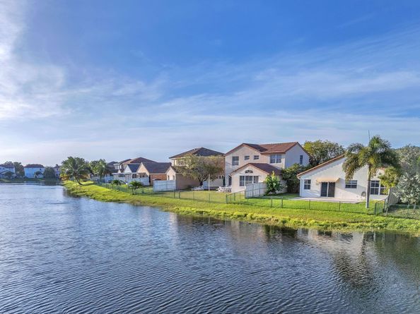 18510 NW 22nd St, Pembroke Pines FL 33029