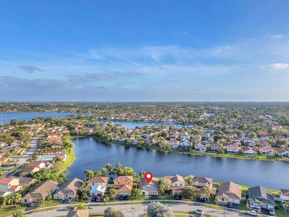 18510 NW 22nd St, Pembroke Pines FL 33029