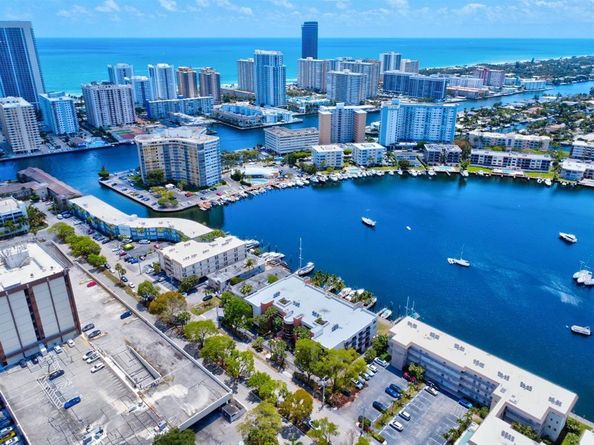2300 Diana 203, Hallandale Beach FL 33009