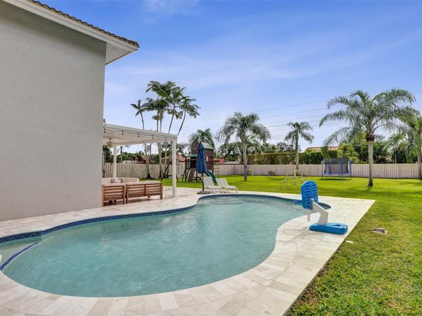 930 Greenbriar Ave, Davie FL 33325