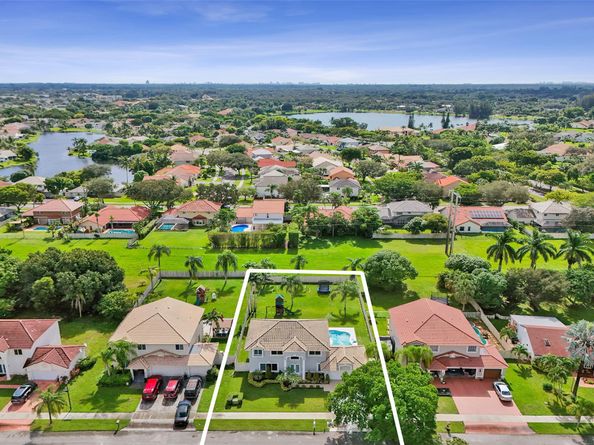 930 Greenbriar Ave, Davie FL 33325