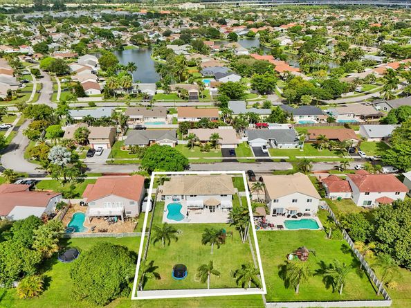 930 Greenbriar Ave, Davie FL 33325