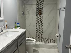 230 Lakeview Drive 209, Weston FL 33326