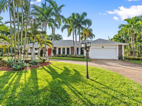 8 Bell Lane, Palm Springs FL 33406