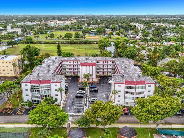 4270 NW 40th Street 401, Lauderdale Lakes FL 33319