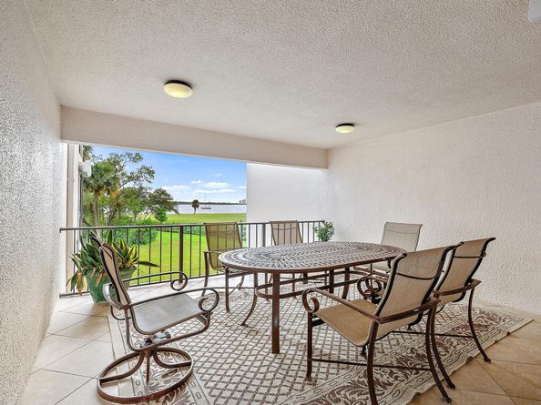 1660 Twelve Oaks Way 205, North Palm Beach FL 33408