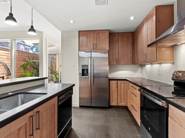 2409 Bering Drive 24, Houston TX 77057
