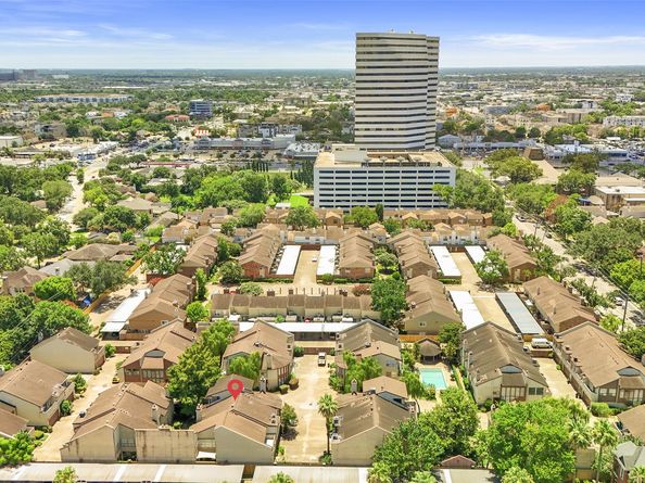 2409 Bering Drive 24, Houston TX 77057