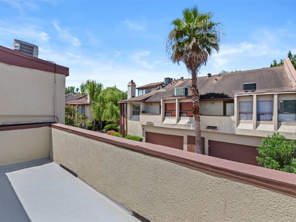 2409 Bering Drive 24, Houston TX 77057