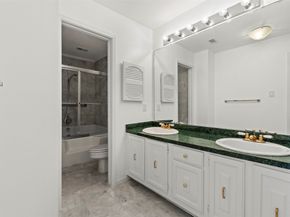 2409 Bering Drive 24, Houston TX 77057