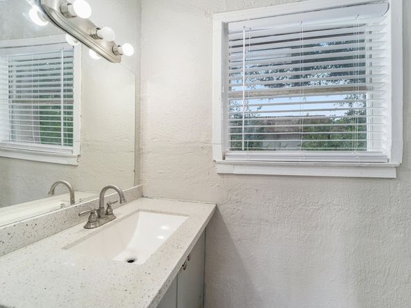 5911 Kenilwood Drive, Houston TX 77033