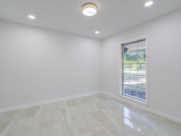 5230 W Bellfort Avenue, Houston TX 77035