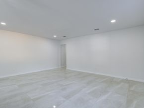 5230 W Bellfort Avenue, Houston TX 77035