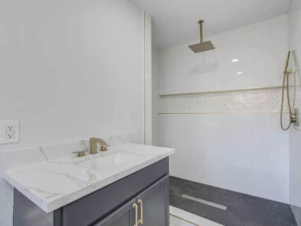 5230 W Bellfort Avenue, Houston TX 77035