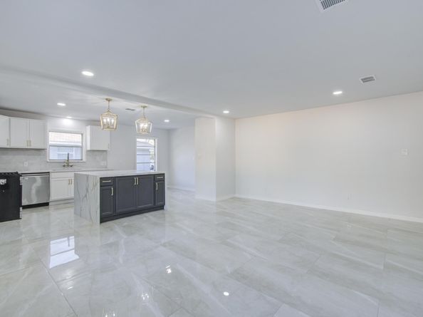 5230 W Bellfort Avenue, Houston TX 77035