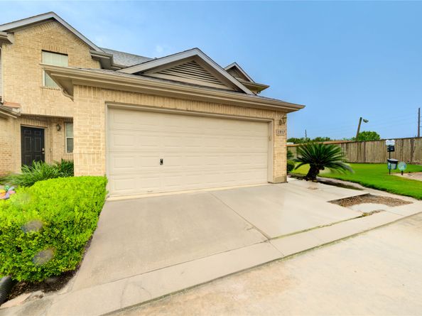 2931 Meadowglen Cove, Houston TX 77082