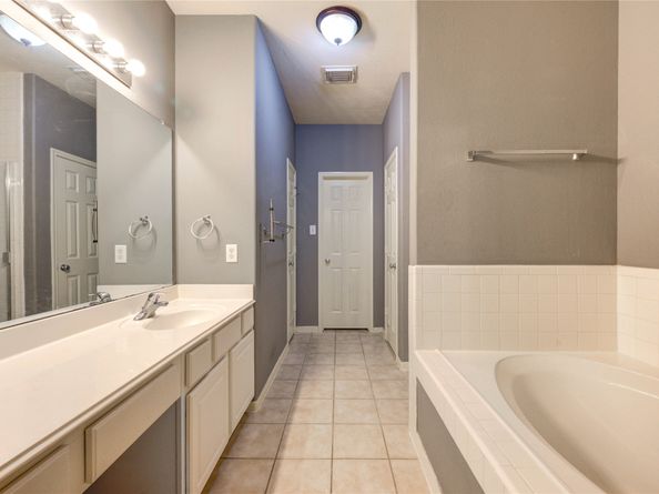 2931 Meadowglen Cove, Houston TX 77082