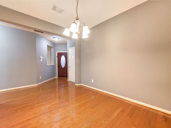 2931 Meadowglen Cove, Houston TX 77082