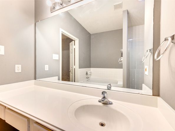2931 Meadowglen Cove, Houston TX 77082