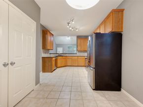 2931 Meadowglen Cove, Houston TX 77082