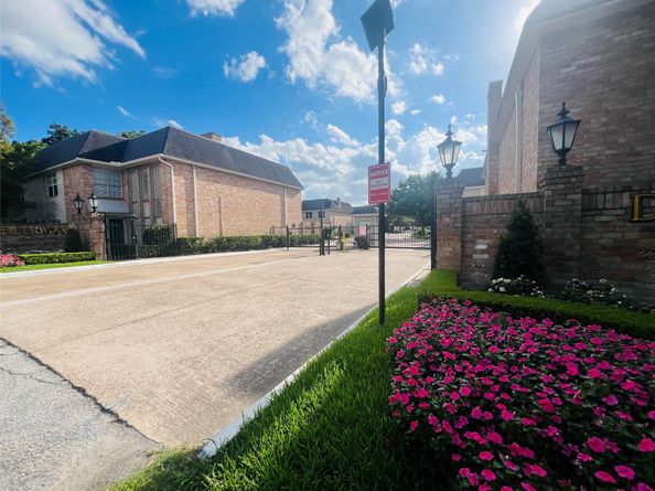 2226 S Piney Point Road 104, Houston TX 77063