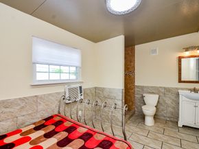 6623 Gulf Freeway, Houston TX 77087