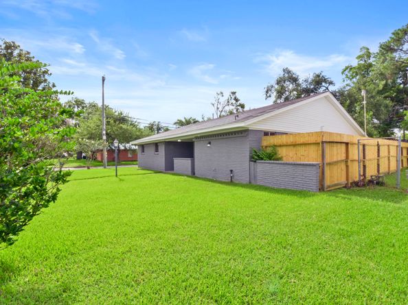 539 Edgebrook Drive, Houston TX 77034
