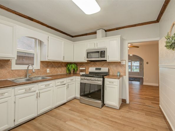 911 Wooding Street, Houston TX 77011