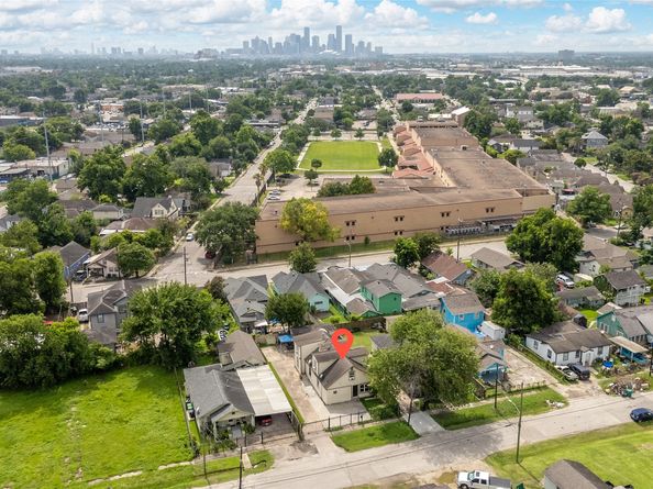 911 Wooding Street, Houston TX 77011